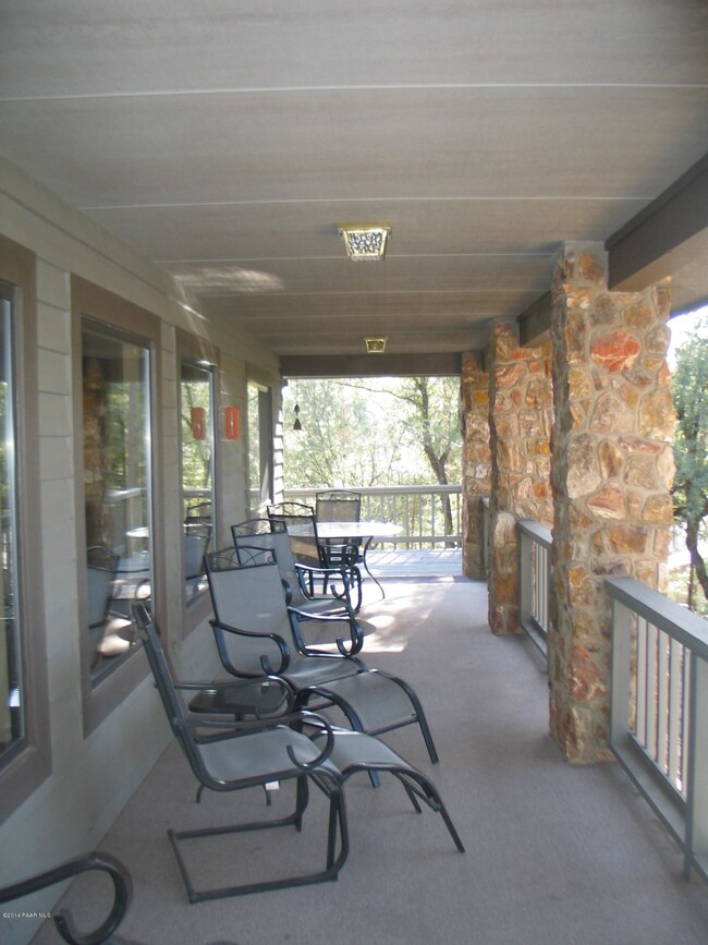 135 Laurel Ct Porch
