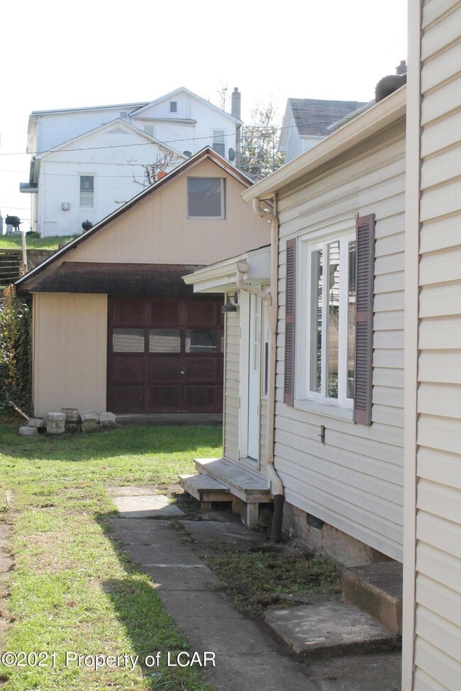 163 W Broad St, Nanticoke, PA 18634 - photo 3