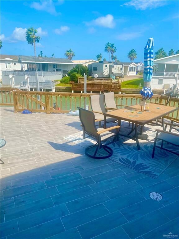 SPACIOUS DECK