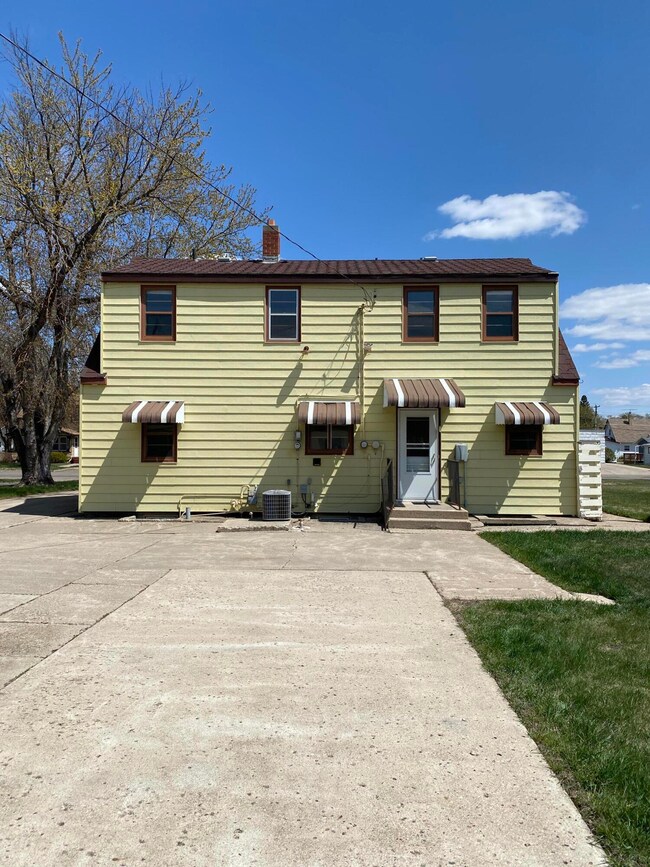 708 8th Ave SE, Jamestown, ND 58401 - photo 4