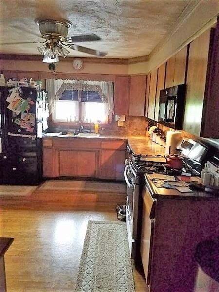 large eat in kitchen