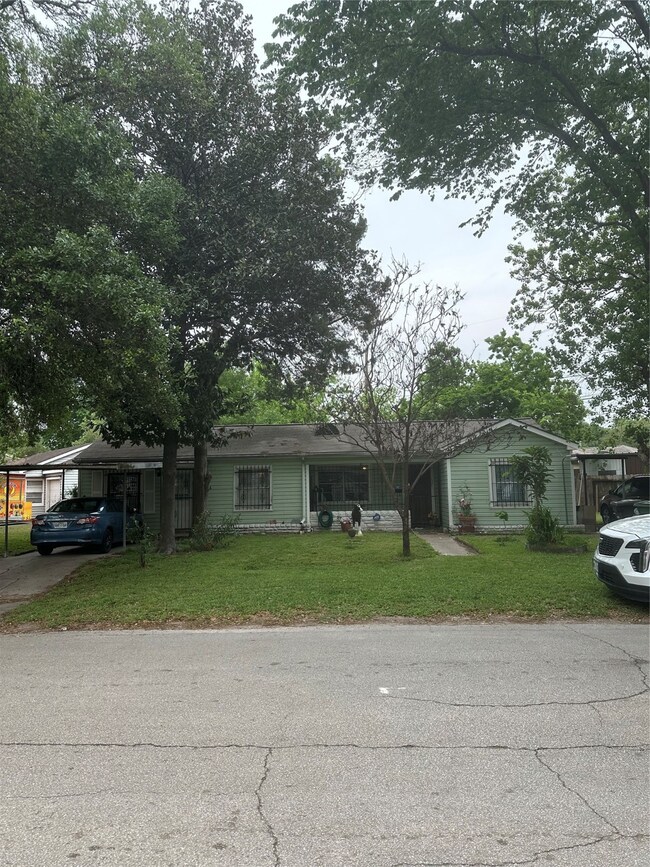 32 Farrell St, Houston, TX 77022 - photo 3