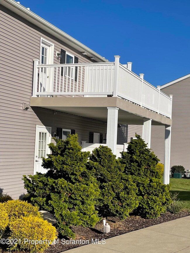 915 Ash St, Moosic, PA 18507 - photo 6