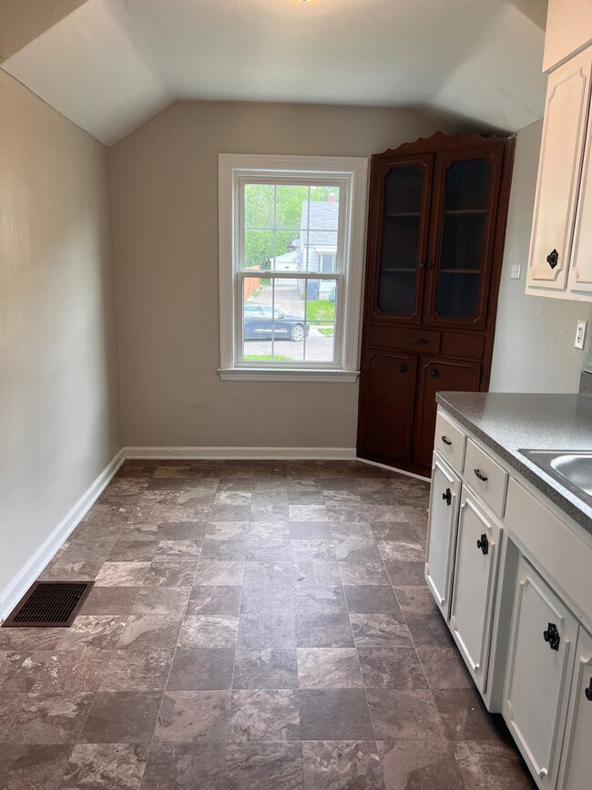 1325 W 13th St, Anderson, IN 46016 - photo 4