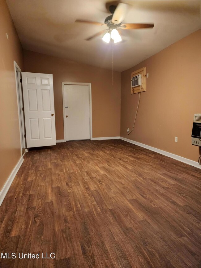 161 Highway 305 N unit B, Olive Branch, MS 38654 - photo 3