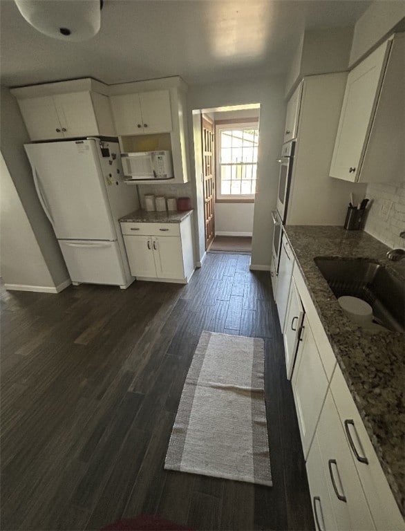 Updated Kitchen with granite countertops, double o