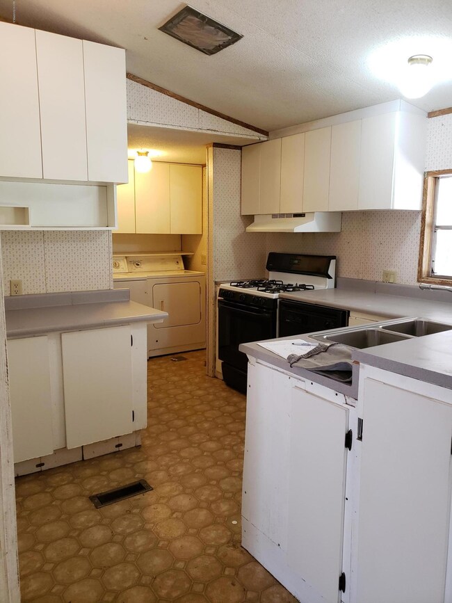 Kitchen w/gas stove