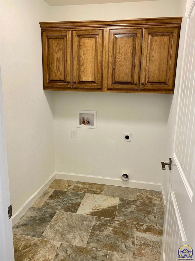 3338 SW 43rd St, Topeka, KS 66610 - photo 7