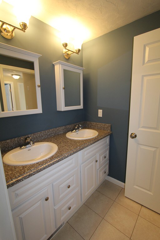 39 Bittersweet Blvd, Worcester, MA 01607 - photo 5