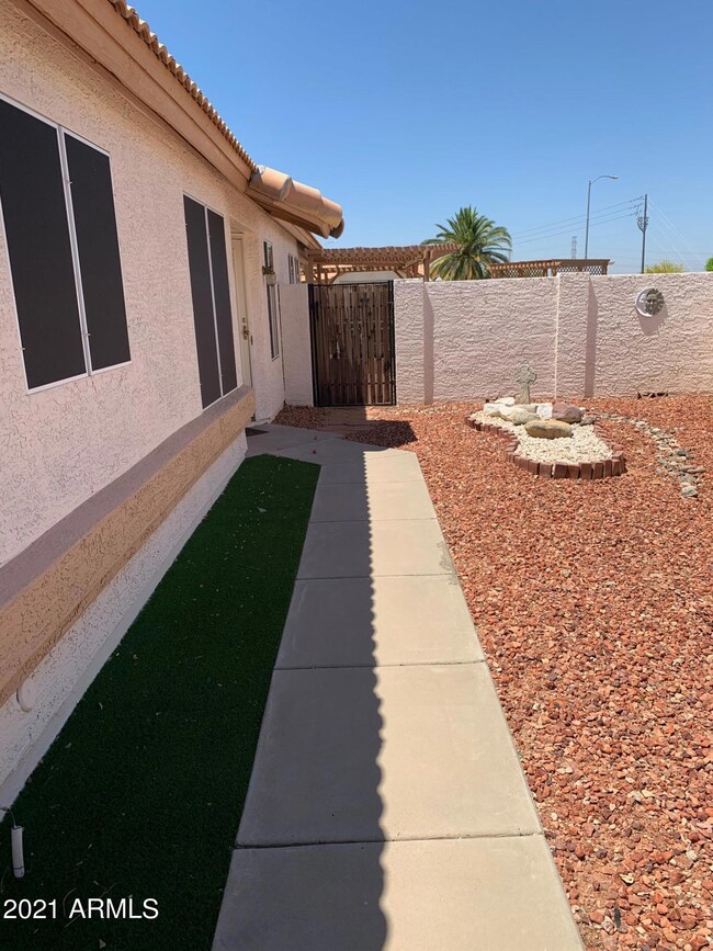 108 Ln Side Entrance