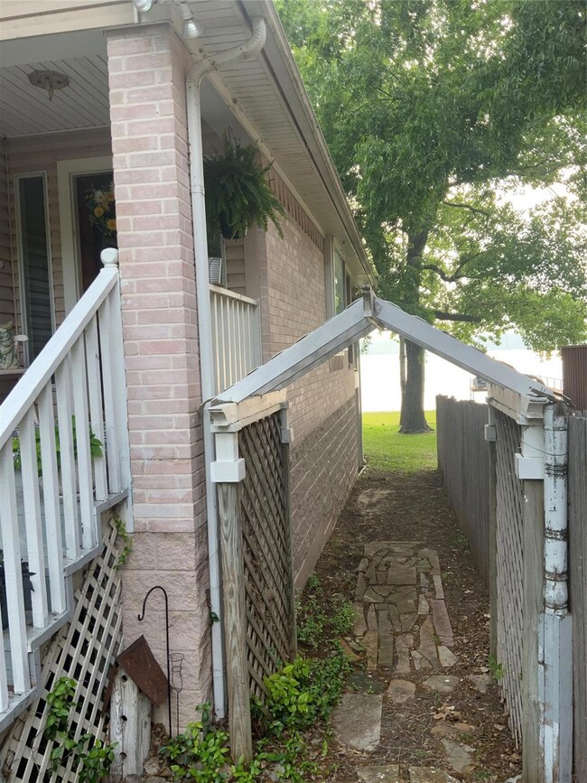 1435 E Lake Dr, Weatherford, TX 76087 - photo 4