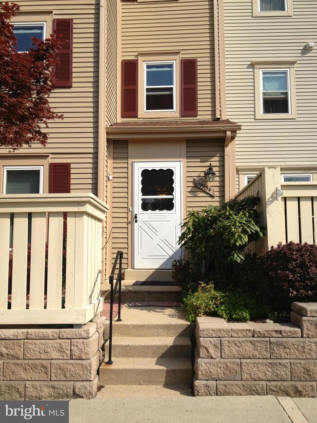 19954 Appledowre Cir, Germantown, MD 20876 - photo 2