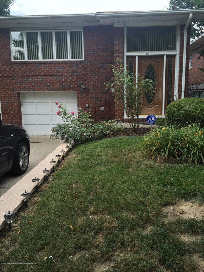 221 Kemball Ave, Staten Island, NY 10314 - photo 3