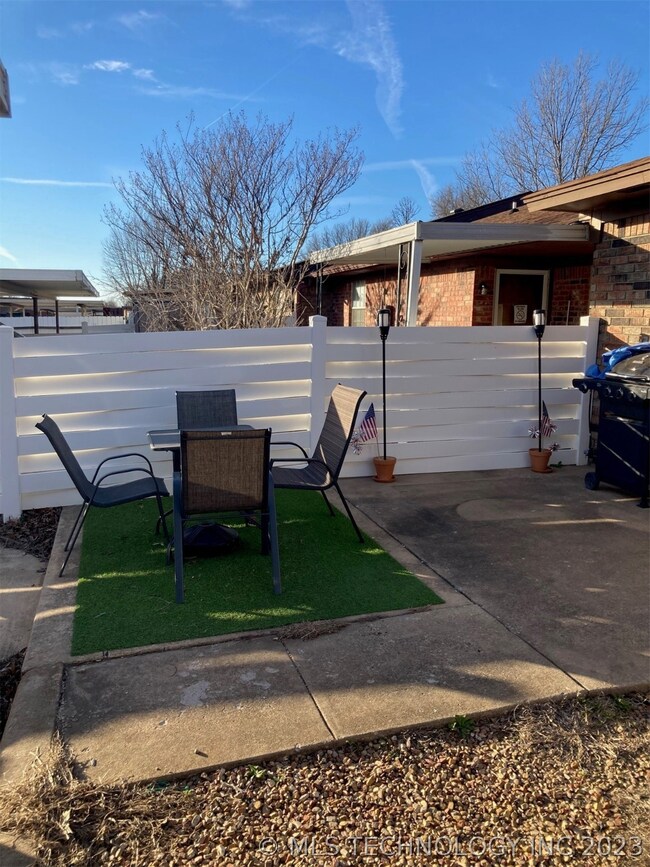 1422 S Stoneridge Manor, Ardmore, OK 73401 - photo 2