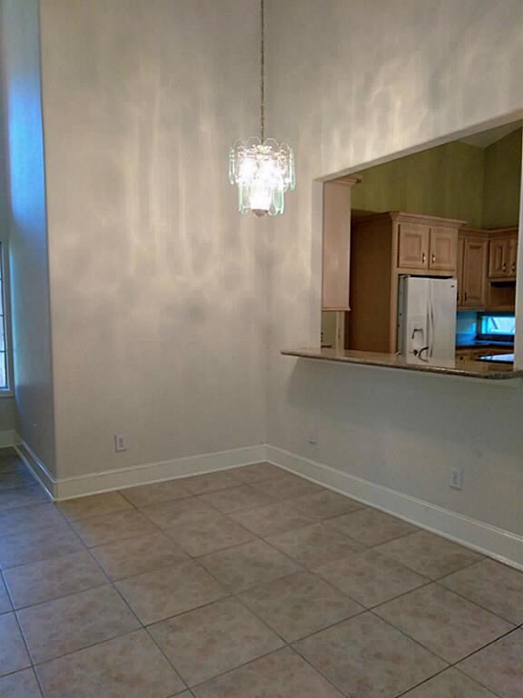 Dining Are view into Kitchecn