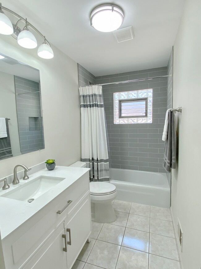 2242 Eastview Dr, Des Plaines, IL 60018 - photo 6