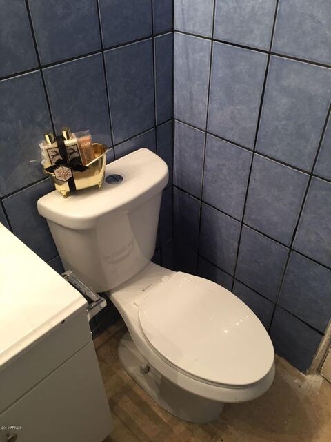 Main House - Guest Bathroom