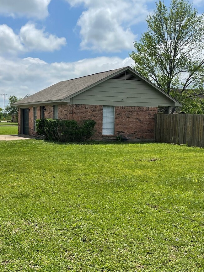 2101 Abingdon Rd, Alvin, TX 77511 - photo 3