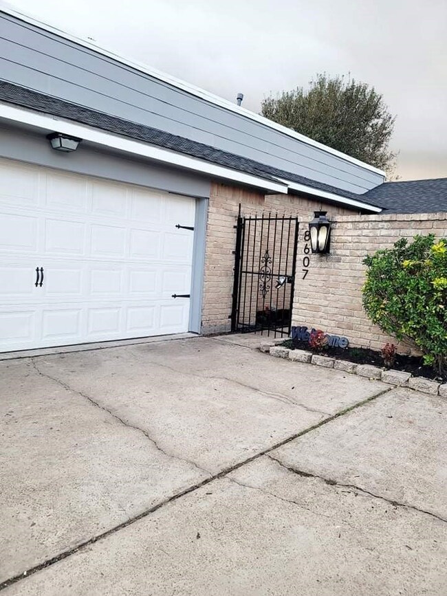 8607 Chestnut Forest Dr, Houston, TX 77088 - photo 2