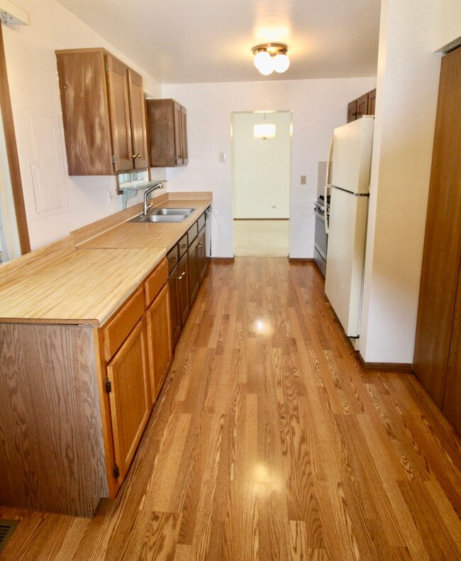 196 Westbrook Cir, Naperville, IL 60565 - photo 7