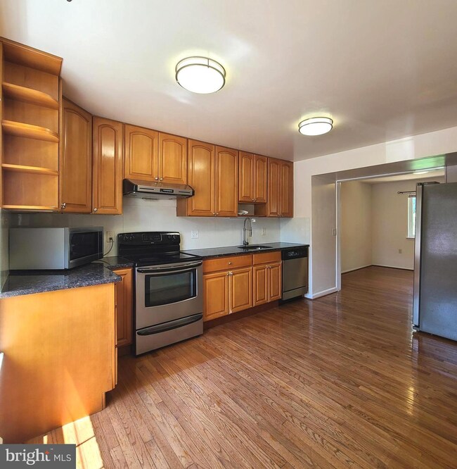 9673 Lindenbrook St, Fairfax, VA 22031 - photo 3