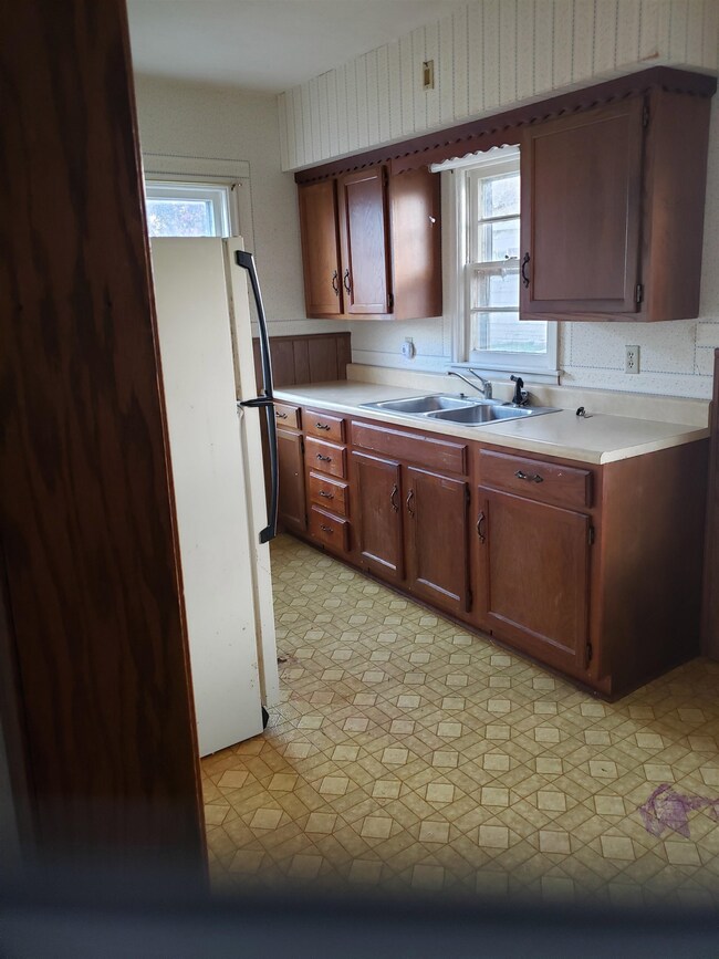 2112 W 7th St, Waterloo, IA 50702 - photo 2