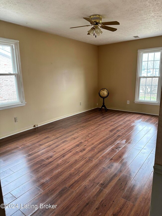 8903 Lantana Dr, Louisville, KY 40229 - photo 7