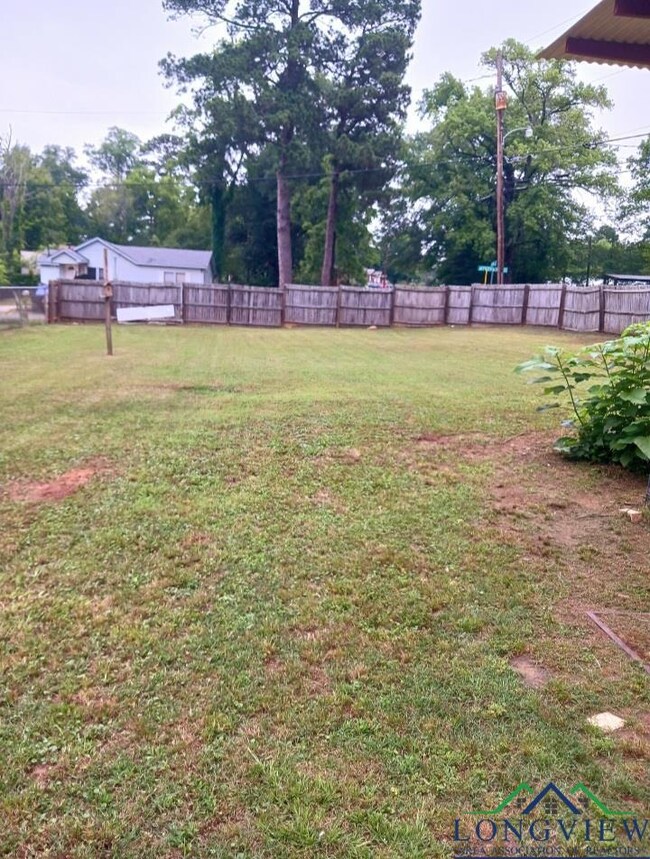 1105 N 7th St, Longview, TX 75601 - photo 3