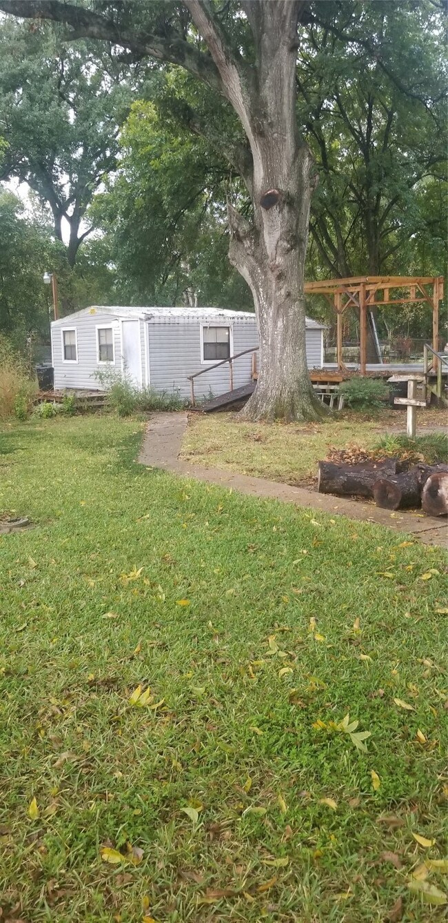 Outside building has water app 20x20.   Workshop or outside living quarters