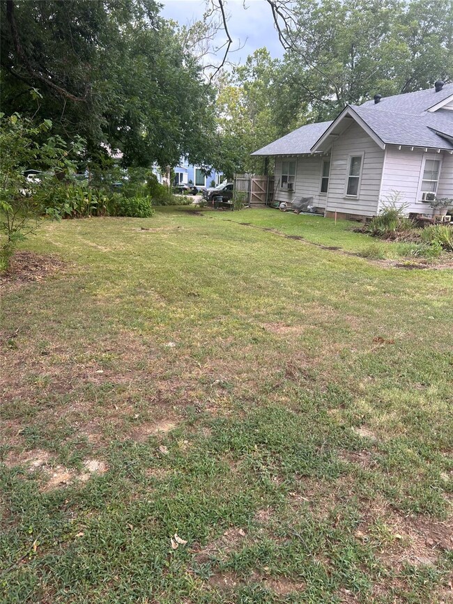 613 W Owings St, Denison, TX 75020 - photo 6