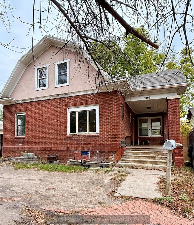 809 N Sycamore St, Grand Island, NE 68801 - photo 2