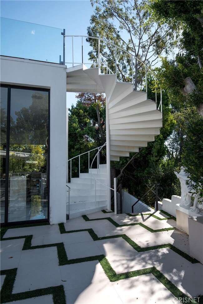 1024 Summit Dr, Beverly Hills, CA 90210 - photo 6