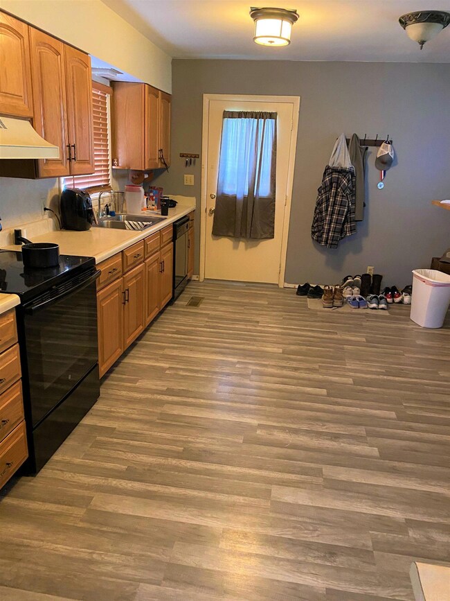 909 A St SE, Linton, IN 47441 - photo 7