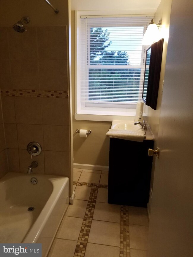 317 Wisewell Ct, Halethorpe, MD 21227 - photo 7