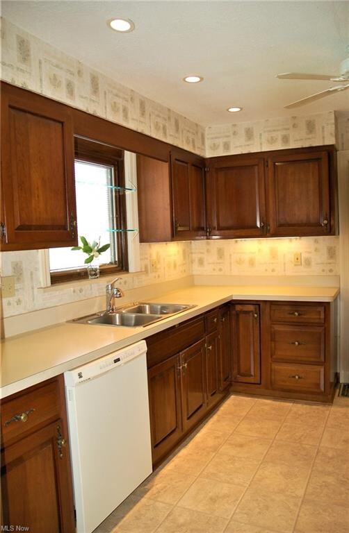 BEAUTIFUL BRIGHT KITCHEN,GREAT CUSTOM CABINETS,CEI