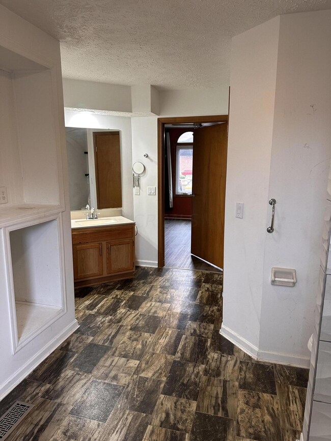 5836 Thada Ln unit 5836, Columbus, OH 43229 - photo 7