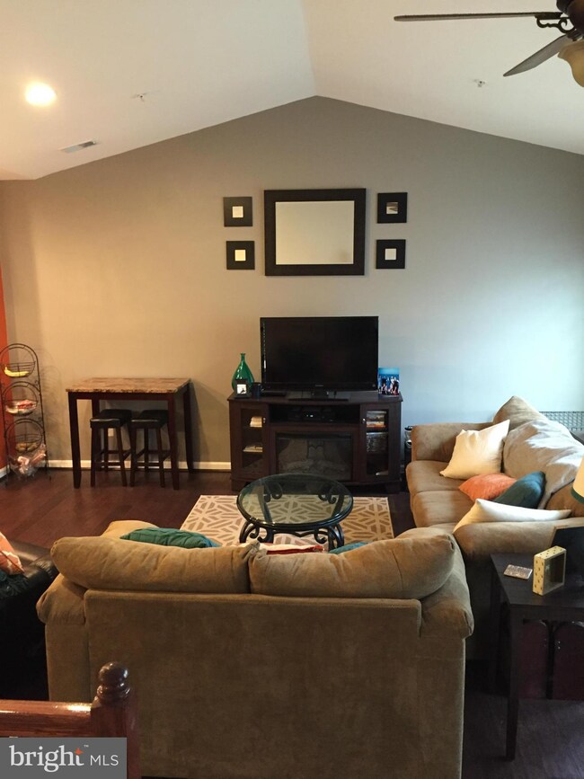 24596 Johnson Oak Terrace unit 4D, Sterling, VA 20166 - photo 6