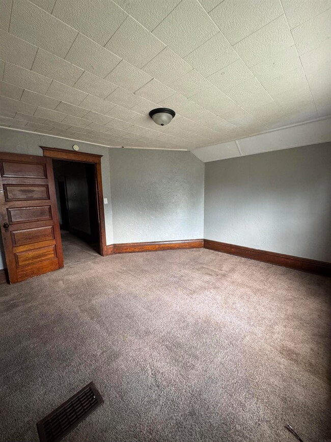 415 E 9th St, Waterloo, IA 50703 - photo 2