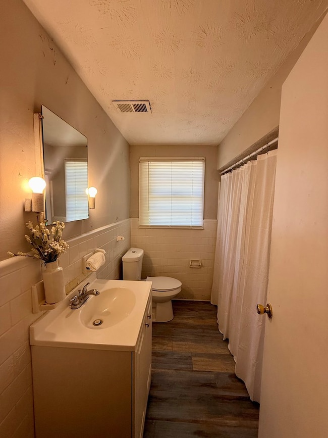 Hallway Full Bathroom