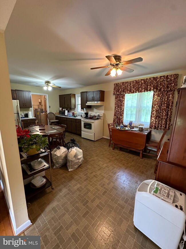 560 Evans Ave, Warrenton, VA 20186 - photo 6