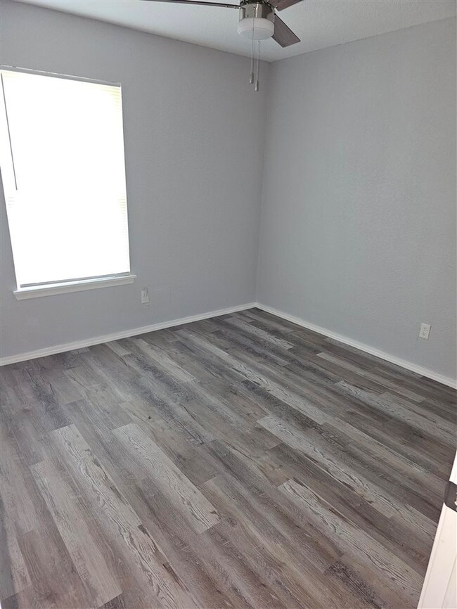 706 NW Locust Ave, Cache, OK 73527 - photo 4