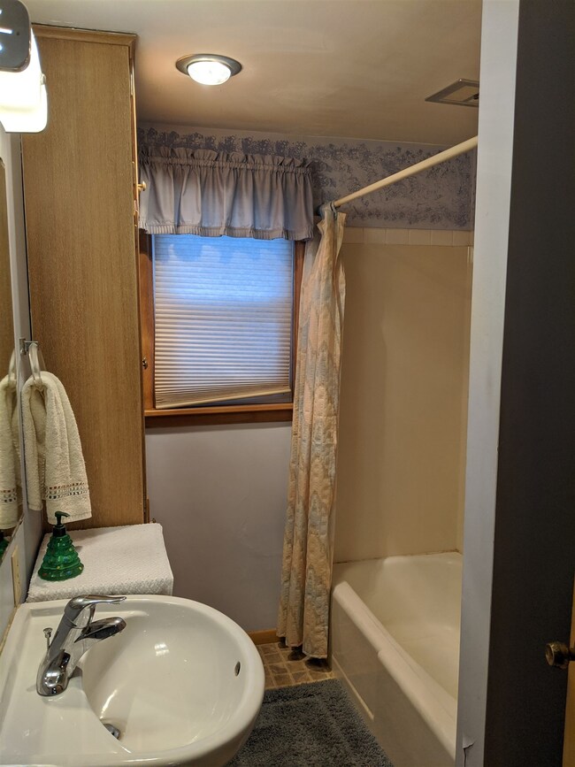 866 W Van Buren St, Berne, IN 46711 - photo 7