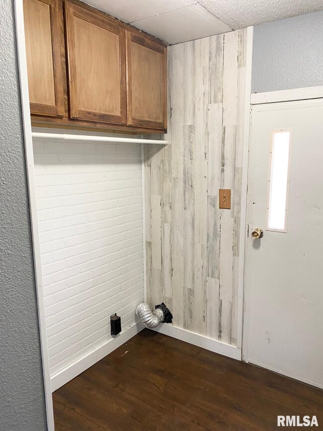 230 N Marnico Ln, Jacksonville, IL 62650 - photo 3