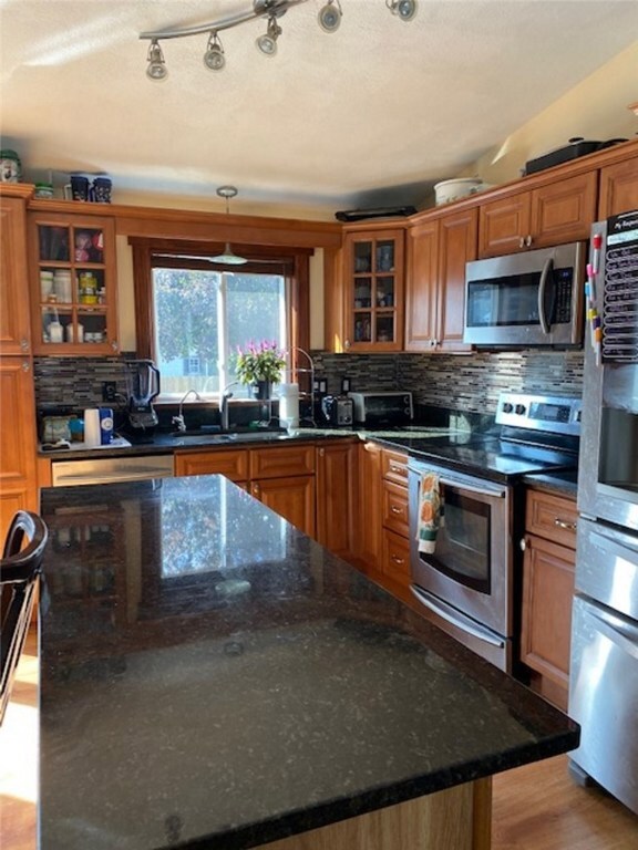 41 Glen Meadows Ct, Warwick, RI 02889 - photo 3