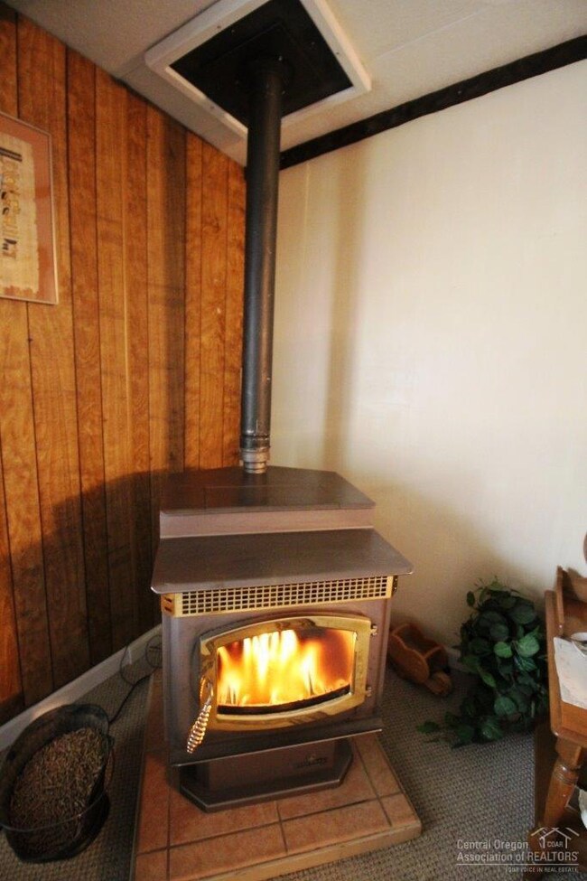 60886 Ridge Dr, Bend, OR 97702 - photo 4