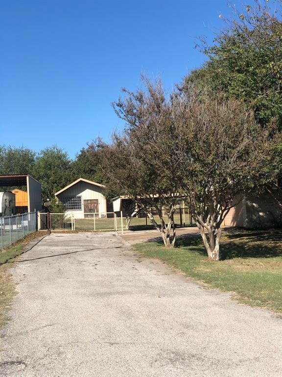 1624 Hill Top Cir, Weatherford, TX 76085 - photo 2