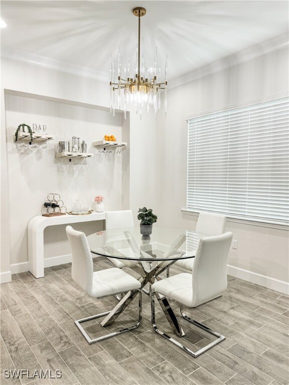 Dinning room with dry bar