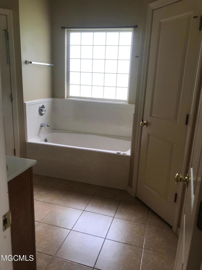 1805 S 4TH-MASTER BTH1