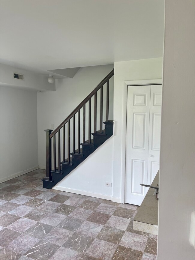 1389 S Glen Cir unit B, Aurora, IL 60506 - photo 4