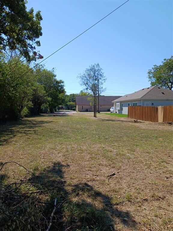 320 Hollingsworth St, Cleburne, TX 76031 - photo 2